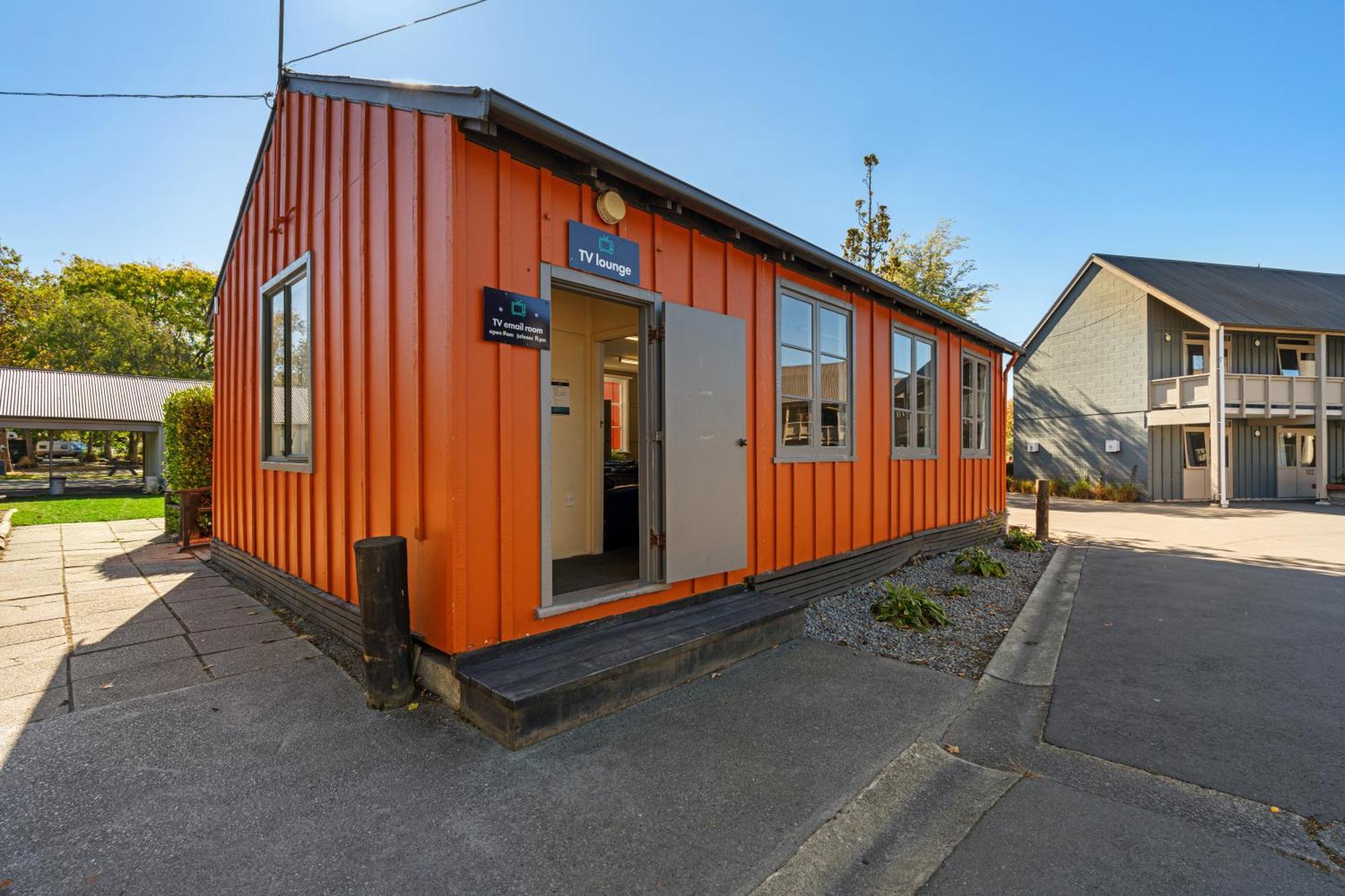 Tasman Holiday Parks - Christchurch Buitenkant foto The station building